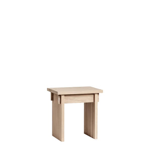 Tabureti disain on segu Jaapani minimalismist ja põhjamaisest funktsionaalsusest ning lõpptulemuseks on kaunis mitmeotstarbeline tammepuidust tool – kasutage seda näiteks söögilaua ääres, abilauana elutoas või hoopis öökapina. 