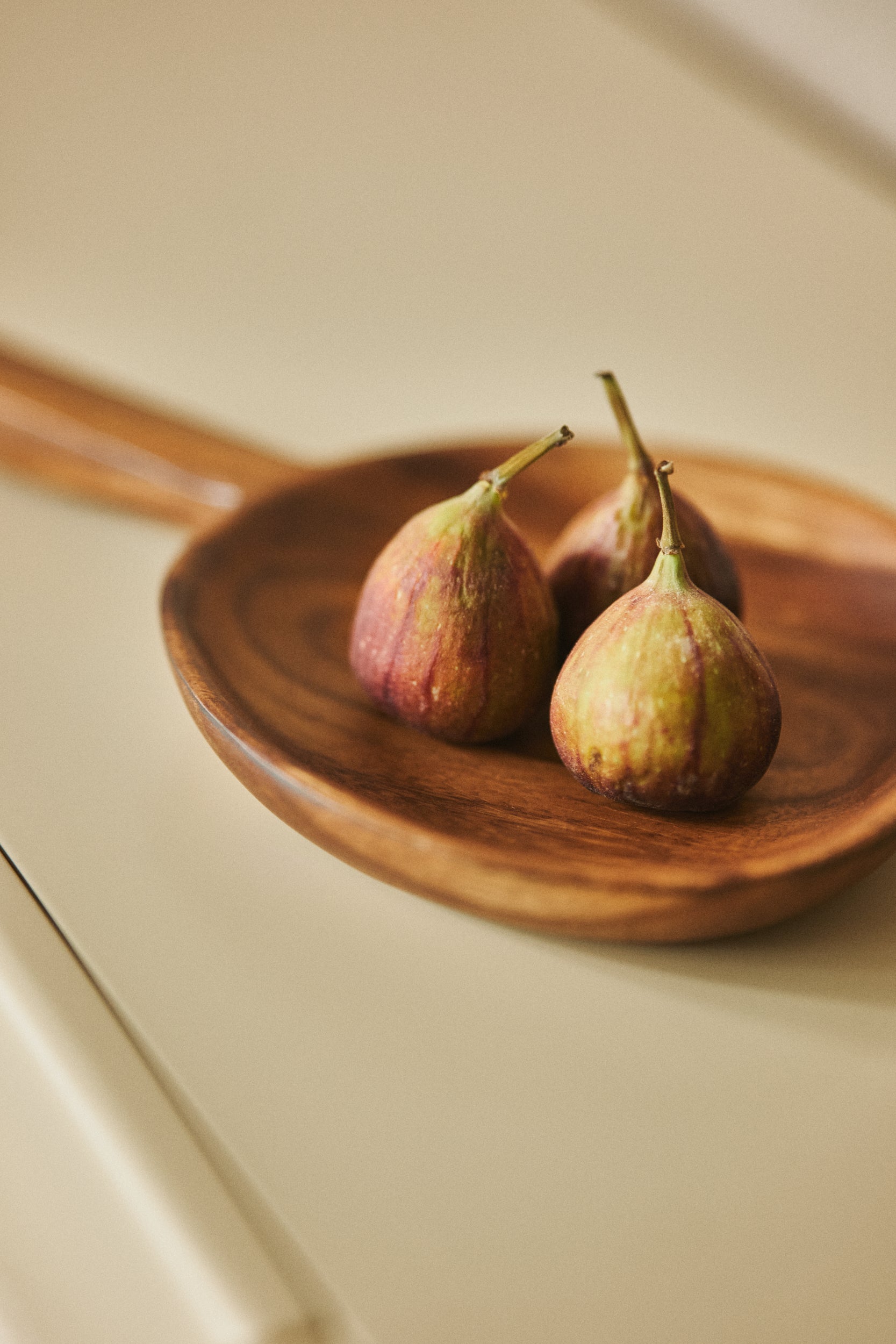 Acacia base / plate Mira M