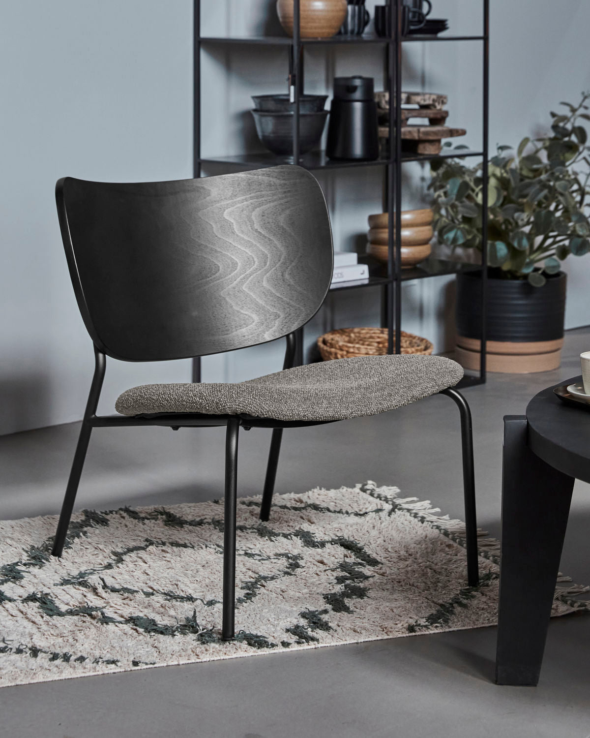 Lounge tool on suurepärane elutuppa või puhkealale. Ümbritsege tool sarnaste tumedate värvidega, et luua rahulik õhkkond, või asetage see heledamasse ruumi, et luua kontrasti. Tool on vastupidav tänu oma puidust seljatoe ja pehme bouclé kangast istmega, millel on metallist jalad. Toolil on klassikaline disain, mida saate nautida aastaid.
