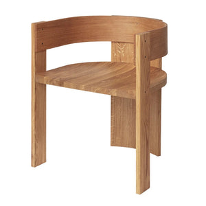 Söögitool on disainitud Taanis, inspireeritud minimalistlikust stiilist ja lihtsusest.  Väljanägemise poolest sobib tool ideaalselt nii koduseks kui ka professionaalseks kasutamiseks. Söögitool on valmistatud õlitatud täispuidust tammest. Tüüblid on valmistatud pähklipuust, mis annavad toolile sooja viimistluse.