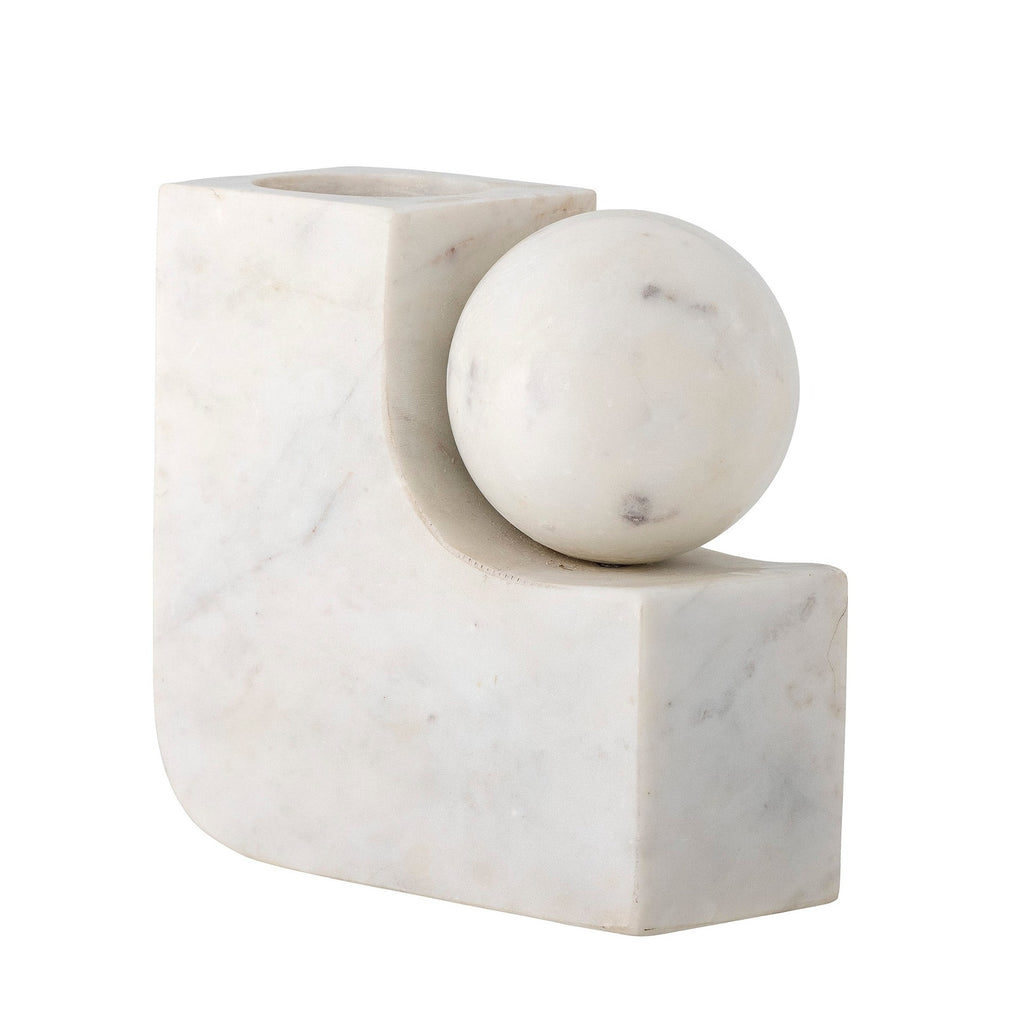 Valge marmorist küünlajalg on skulptuurse välimusega pilkupüüdev disainielement sinu kodus, mis ei jää kellelegi märkamata. Kuna marmor on looduslik materjal, on iga ese ainulaadne ning erineva tooni ja mustriga.