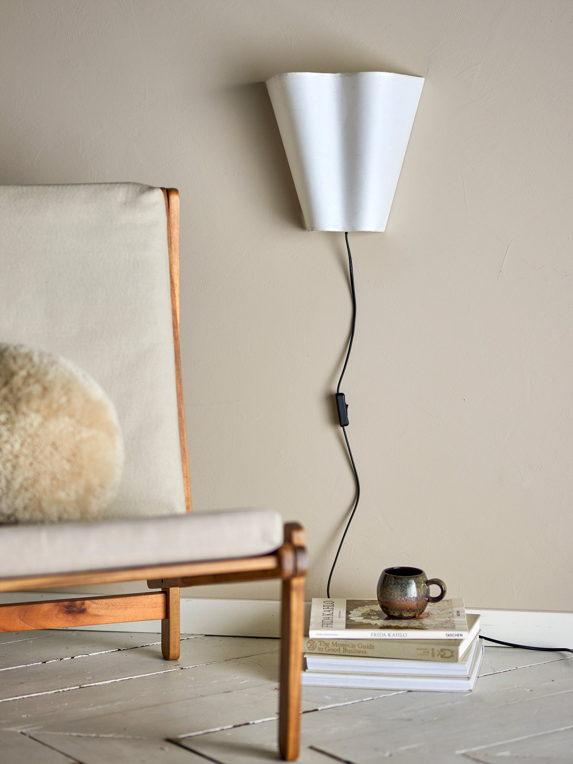 Seinalamp Janese valge