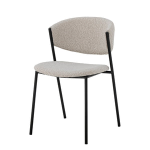 Söögitool Marlo on lihtsa põhjamaise disainiga ja polsterdatud taaskasutatud polüestriga. Ilusa valge bouclé-kangaga polsterdatud tool ei ole mitte ainult esteetiliselt meeldiv, vaid ka uskumatult mugav istuda. Külaliste lahkudes saab toolid lihtsalt virna panna.