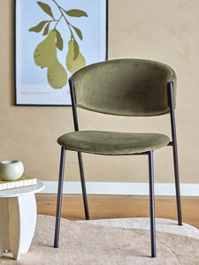 Söögitool Marlo on lihtsa põhjamaise disainiga ja polsterdatud taaskasutatud polüestriga. Tooli puhtad jooned ja tumeroheline värv loovad elegantse välimuse, mis sobib igasse koju. Polsterdatud seljatugi ja iste tagavad mugava istumise ning külaliste lahkudes saab toolid lihtsalt virna panna.