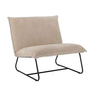 Lounge tool Cape on valmistatud polsterdatud pehmest bouclé-kangast. Tool ühendab endas ilusa ja lihtsa disaini erakordse mugavusega, mis sobib ideaalselt lõõgastavateks hetkedeks. Klanitud jalad annavad toolile modernse, kuid elegantse ilme. Asetage see elutuppa, et luua hubane nurgake. Täiendage välimust kaunite patjade ja pleediga.