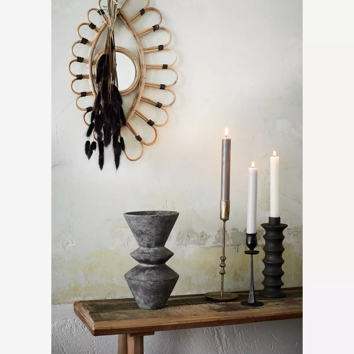 Must küünlajalg savist