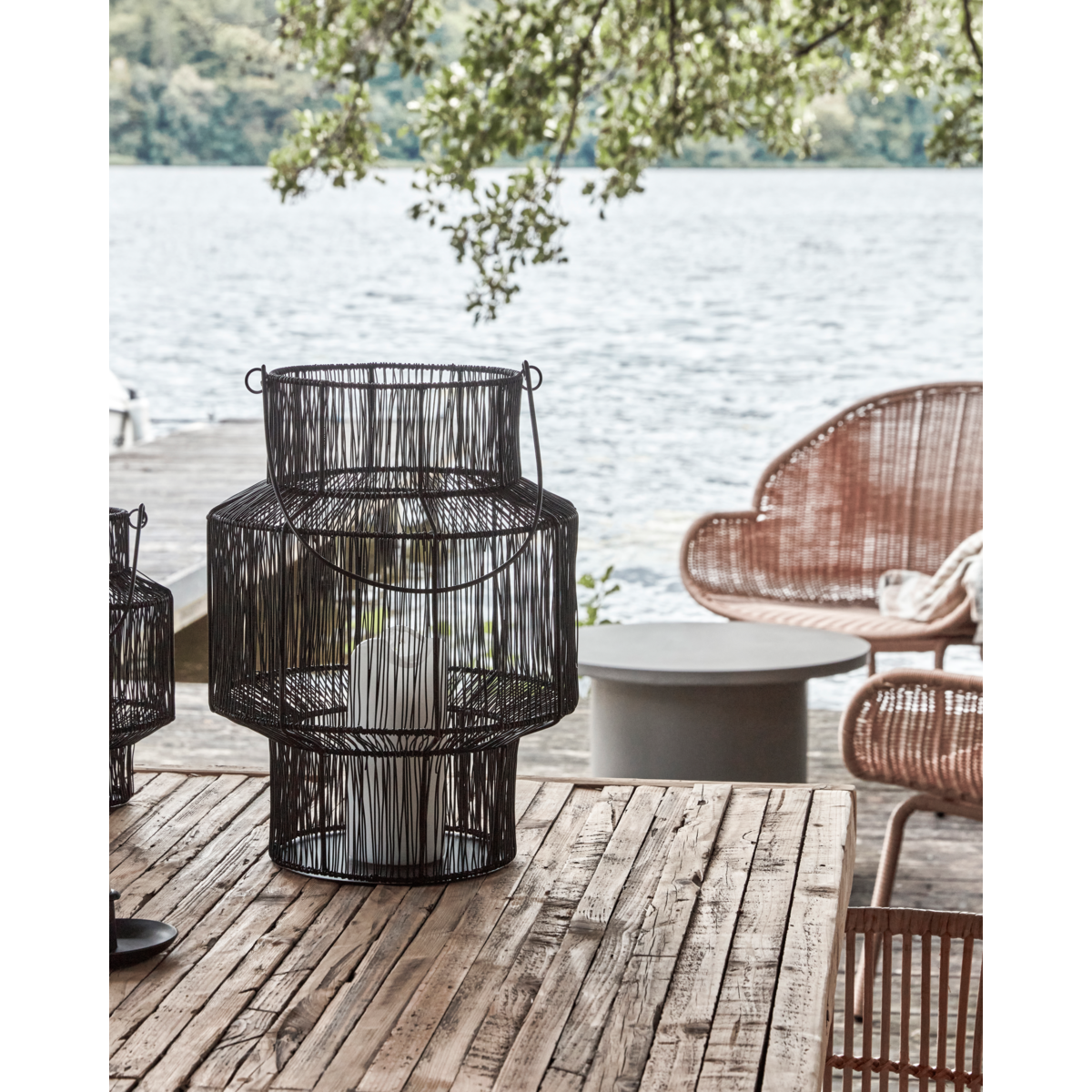 latern must metallist õhuline valgus suveõhtu terrassile küünlavalgus