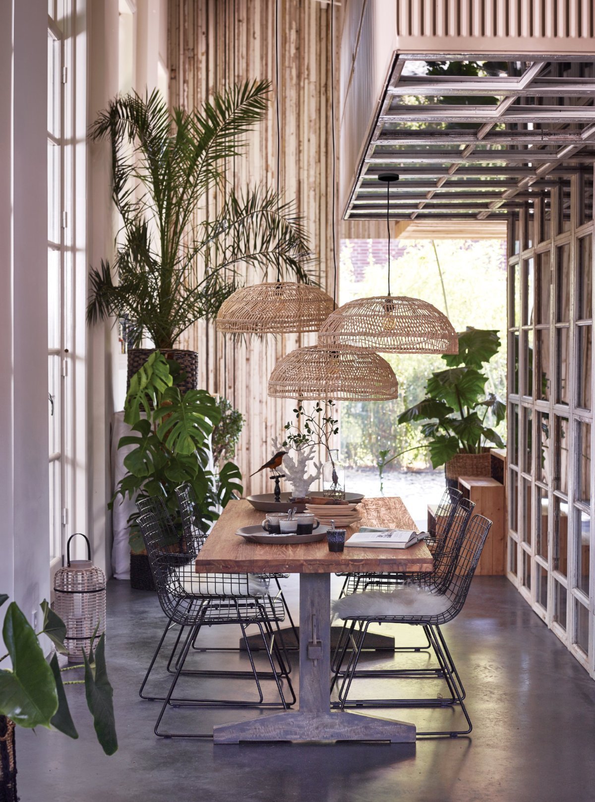 Valge metallist tool