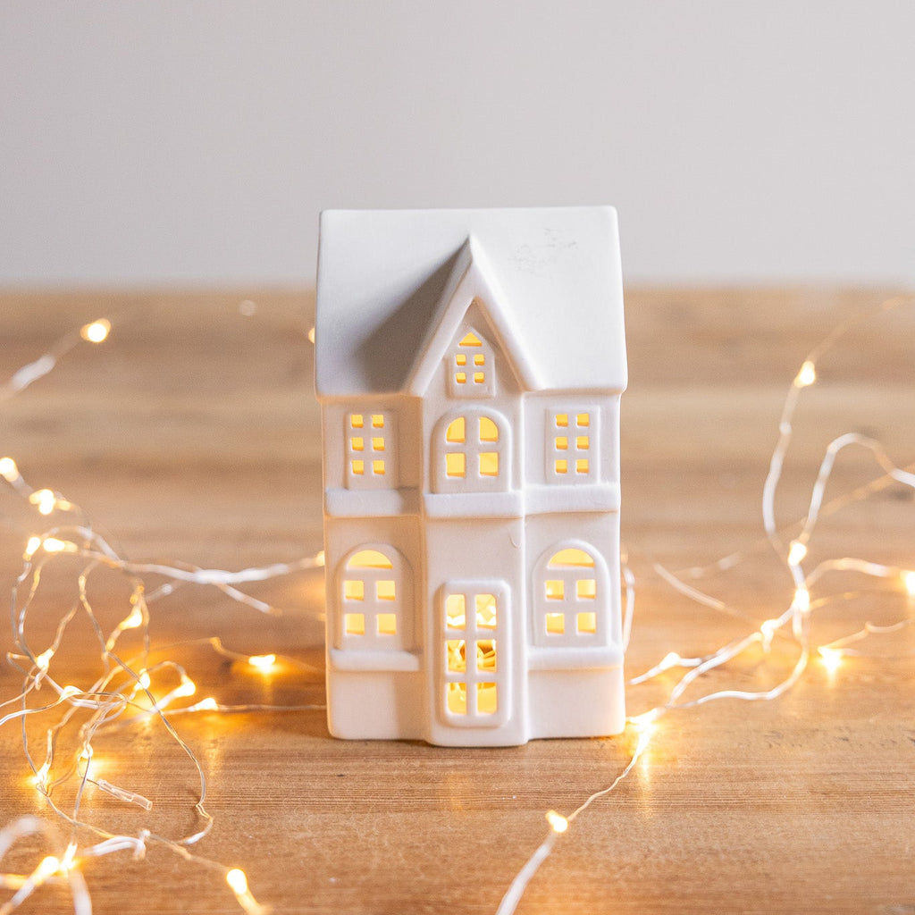 Keraamiline matjas maja kui dekoratsioon või küünlaalus. Armas komplekt justkui väikesest linnast, mis ruumi hoopis uue meeleolu loovad. Võid kasutada ka üksikuna või paarikaupa. Aseta aknalauale, diivanilauale, jõulukuuse alla või voodi kõrvale. Valikus viis erinevat kujundust.