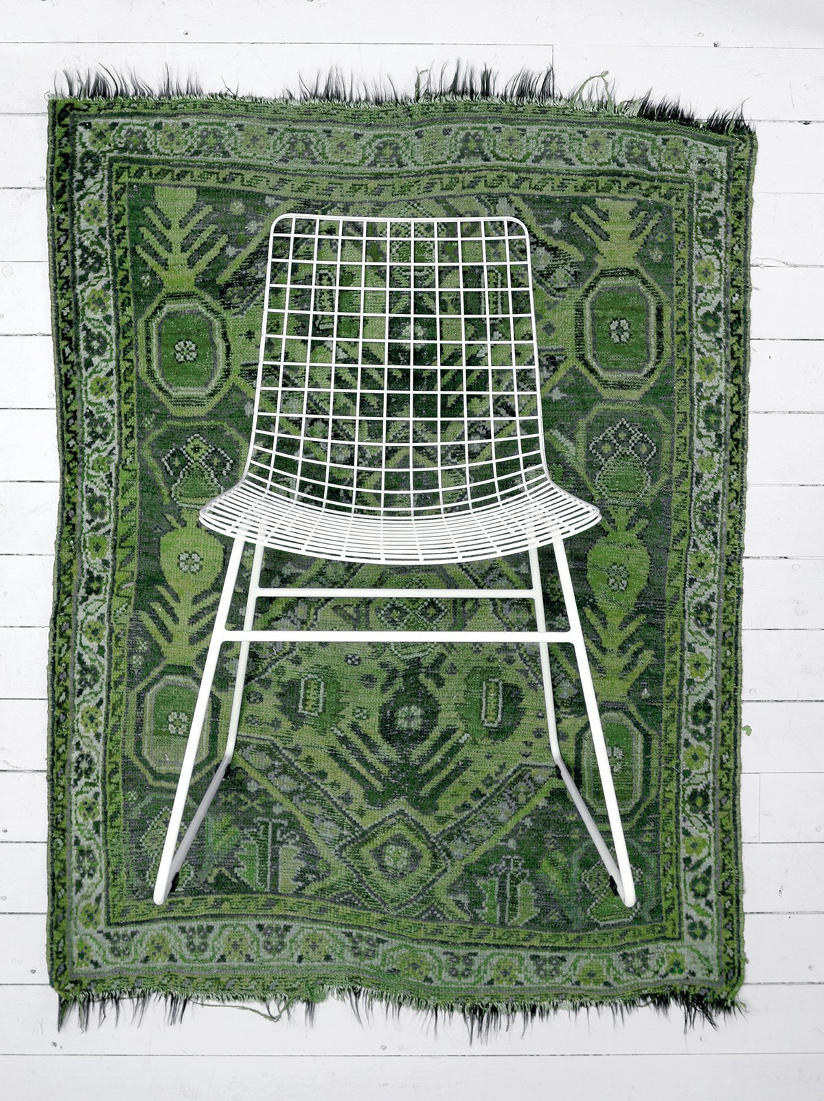 Valge metallist tool