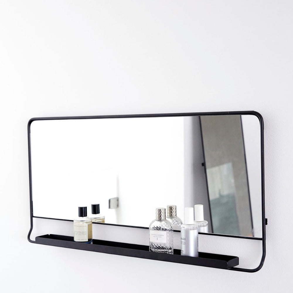 Musta metallraamiga peeglil on allääres väikene praktiline riiul, mis mahutab kõik vajalikud väikesed asjad. Imeilus ning ajatu välimusega peegel sobib nii esikusse kui ka magamistuppa.