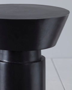 A small side table or coffee table is practical in every room. Suitable for the hall, the bed next to the bed or the armchair in the living room. The black color fits everywhere, and the exciting shape of the auxiliary table adds special features.