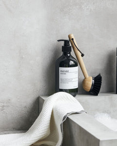 Surprise your loved ones with a necessary and practical gift, including dishwashing liquid and a brush. The dishwashing detergent bears the Nordic Ecolabel and has a delicate mint and lemon scent. The brush has a bamboo head and handle that can be removed and washed separately. An easy way to surprise your people.