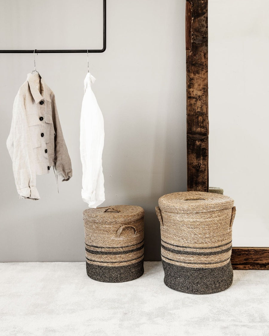 Hide your laundry in a practical and decorative basket with a lid. The light and airy basket has handles on the side so you can move it comfortably. The lower part of the basket is darker and the upper part is natural. Use in the bathroom, children's room, hallway or wherever you like.