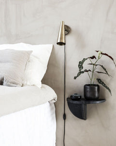 Seinariiul Mega sobib mugavaks öökapiks magamistuppa, praktiliseks riiuliks esikusse või küljelauaks elutuppa. Valmistatud mustast marmorist, mis annab riiulile unikaalse välimuse. Sobib lihtsasti igasse interjööri.
