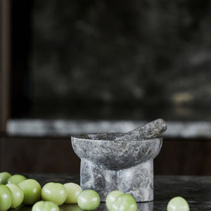 uhmer mortar värtsisegude maitseainete jaoks purustamine pesto tegemine maitsev söök isuäratav looduslik marmorist hallikas pruun sobib igasse kööki ilus välimus stiilne moodne kodu köögis vajalik