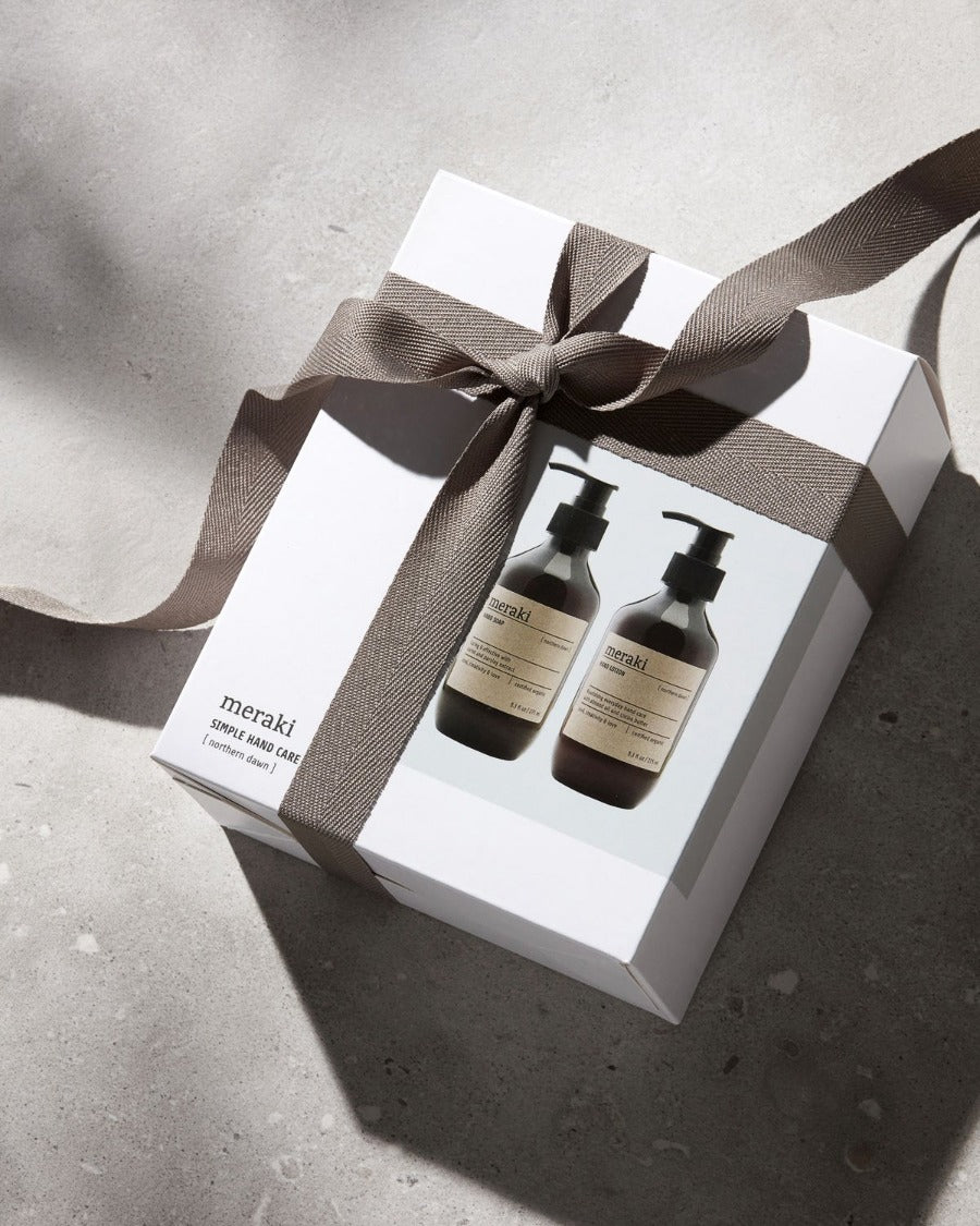 The giftbox contains a hand soap and a hand lotion, both certified organic and both with a scent of orange, patchouli and cedar wood. Together, the products are the perfect kit at the sink. The products come in a fine box with a picture of the two products.