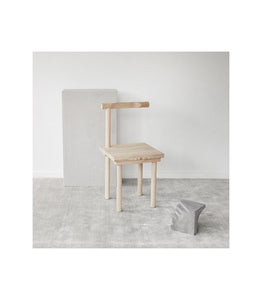 See skulptuurne tool on nii stiilne kui funktsionaalne üheaegselt, sobides nii söögilaua äärde, esikusse või elutuppa. Te märkate kohe, et selle tooli istumismugavus on märkimisväärne, kuna iste ning seljatugi on kergelt õõnestatud.  Valmistataud tammepuidust ning selle kokkupanekul ei vaja te ühtegi tööriista.
