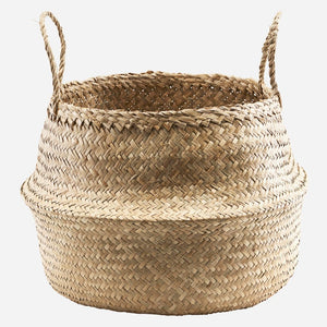There are never too many storage solutions! This beautiful wicker basket is a practical place for blankets, magazines and toys. In addition, it allows the basket to be folded lower in the middle than it should be. Made of natural seagrass.