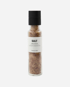 Give your dishes a spicy undercurrent with this salt and chili blend from Nicolas Vahé. Use it as the finishing touch to roast potatoes and vegetables, meats and dressings when you want to serve a delicious meal with a lingering heat. When it comes to giving your guests a memorable dining experience, this salt delivers. The mill comes with a ceramic grinder which gives you finely ground spices. This releases the oils for more aroma and flavour in your dishes