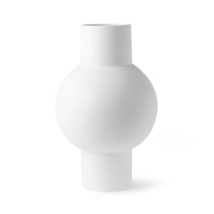white matt vase beautiful shape made of earthenware matt engobe finish  modern kaunis vaas moderne valge matt glasuuritud dekoratiivne deco