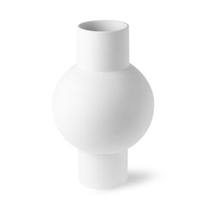 white matt vase beautiful shape made of earthenware matt engobe finish modern kaunis vaas moderne valge matt glasuuritud dekoratiivne deco