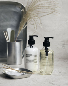 The giftbox contains a hand soap and hand lotion, which are certified organic and the ideal kit to place at the sink. Both products have the Tangled Woods scent, which has scents of lavender, peppermint, thyme and sandalwood. The products come in a fine box with a picture showing what products the box is hiding