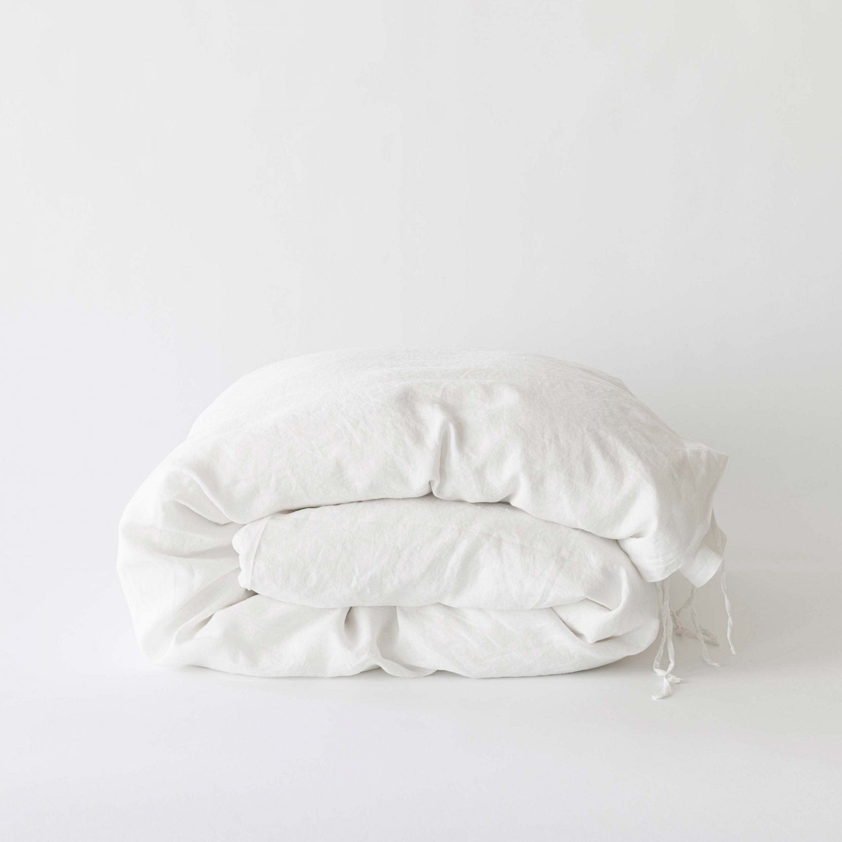 kulunud valge voodipesu linane tekikott voodikatted tekipüür magamistuba tekstiilid 