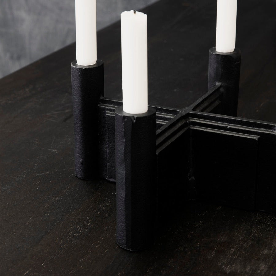 Küünaldega saavutad hetkega kodus sooja ja hubase atmosfääri. See huvitav risti-kujuline küünlaalus on valmistatud alumiiniumist ning sobib neljale küünlale. candla stand black metal heavy loft style factory candle light warmth 