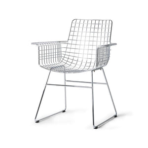Hõbedane metallist käetugedega tool on stiilne ja õhuline, sobides igasse interjööri. moodne kodu hõbedane särav metalne võrguline nordic design home